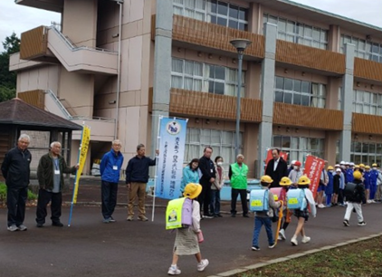 堅倉小学校のあいさつ運動の様子