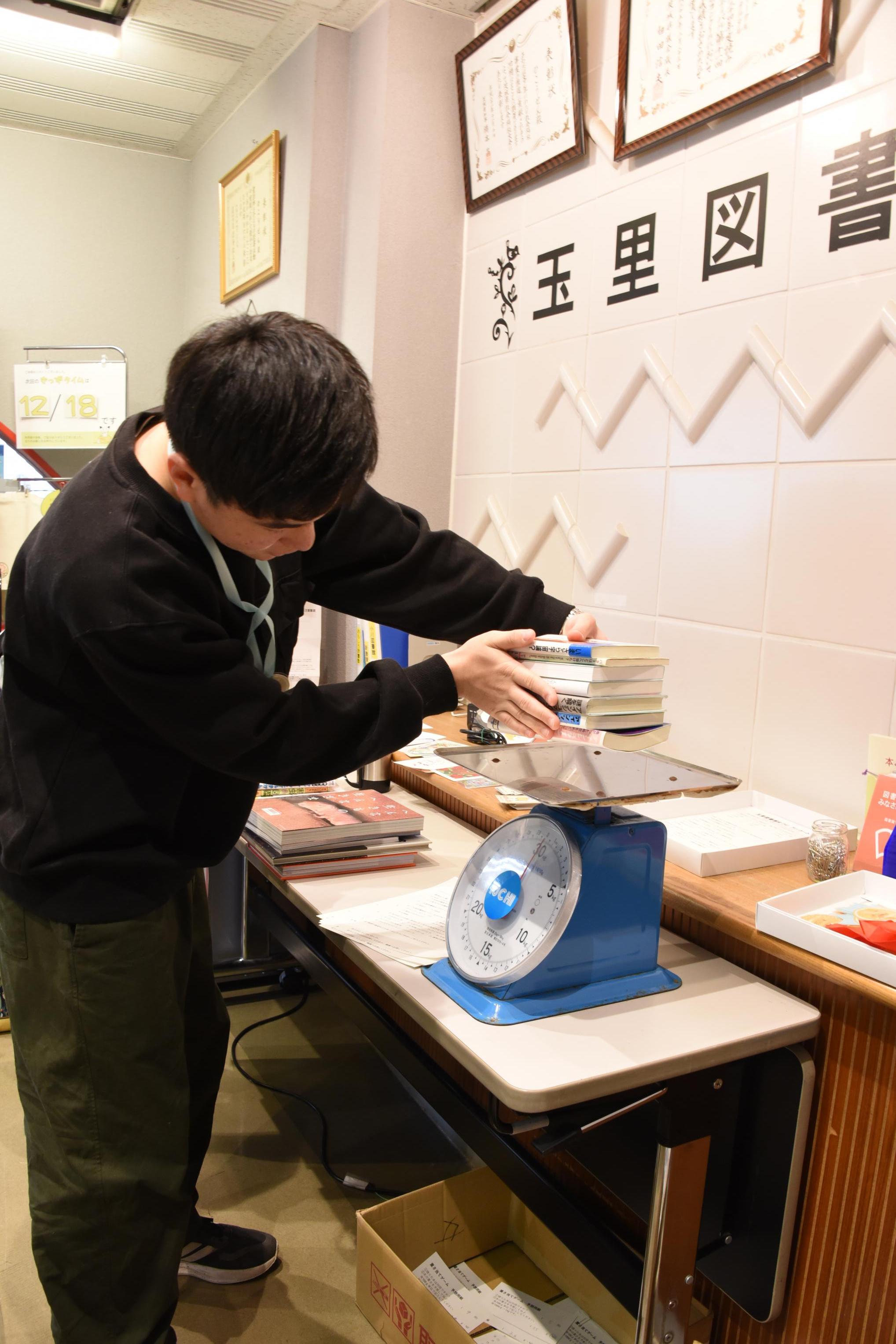 重さ当てゲームの様子