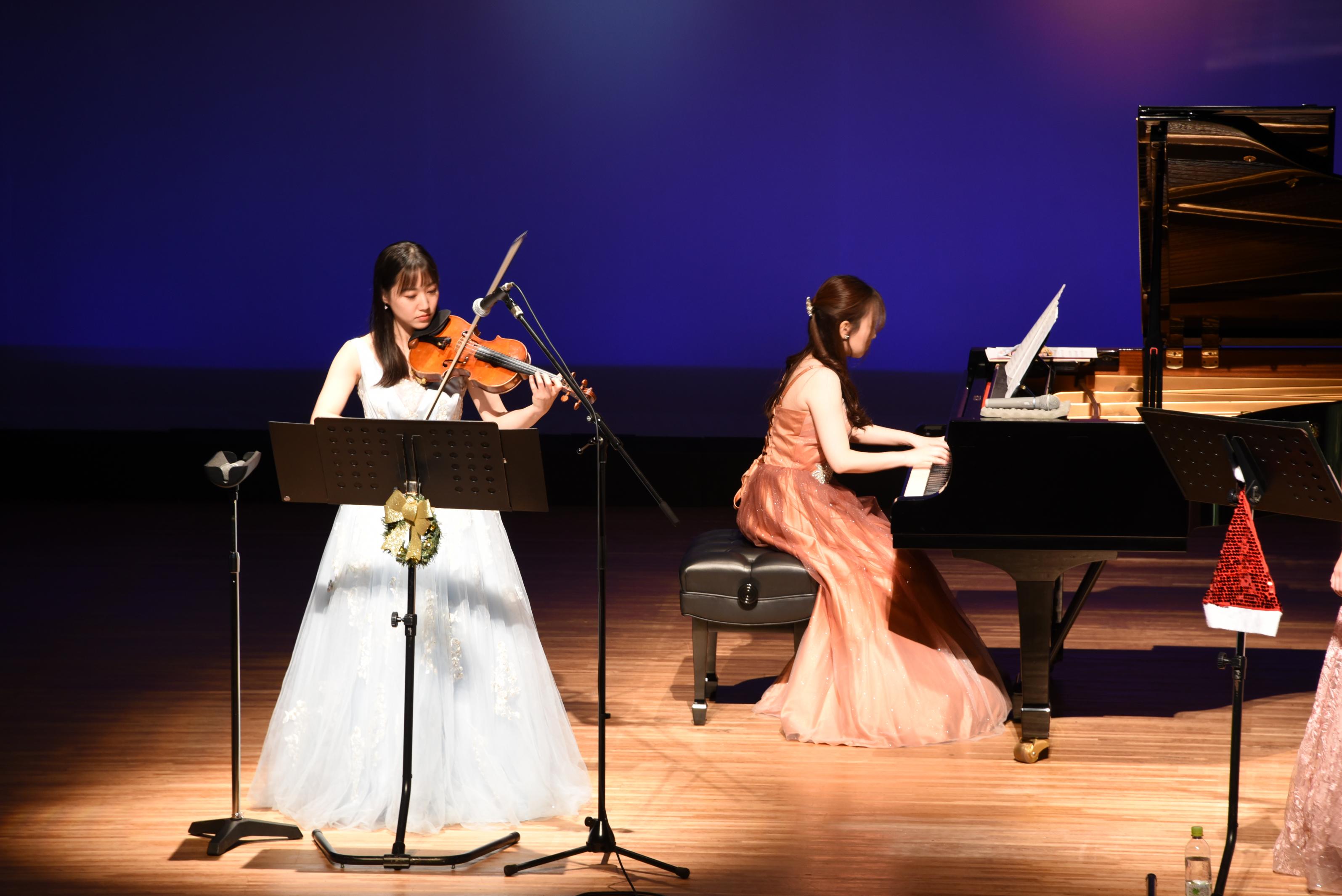 ヴァイオリンを演奏する様子