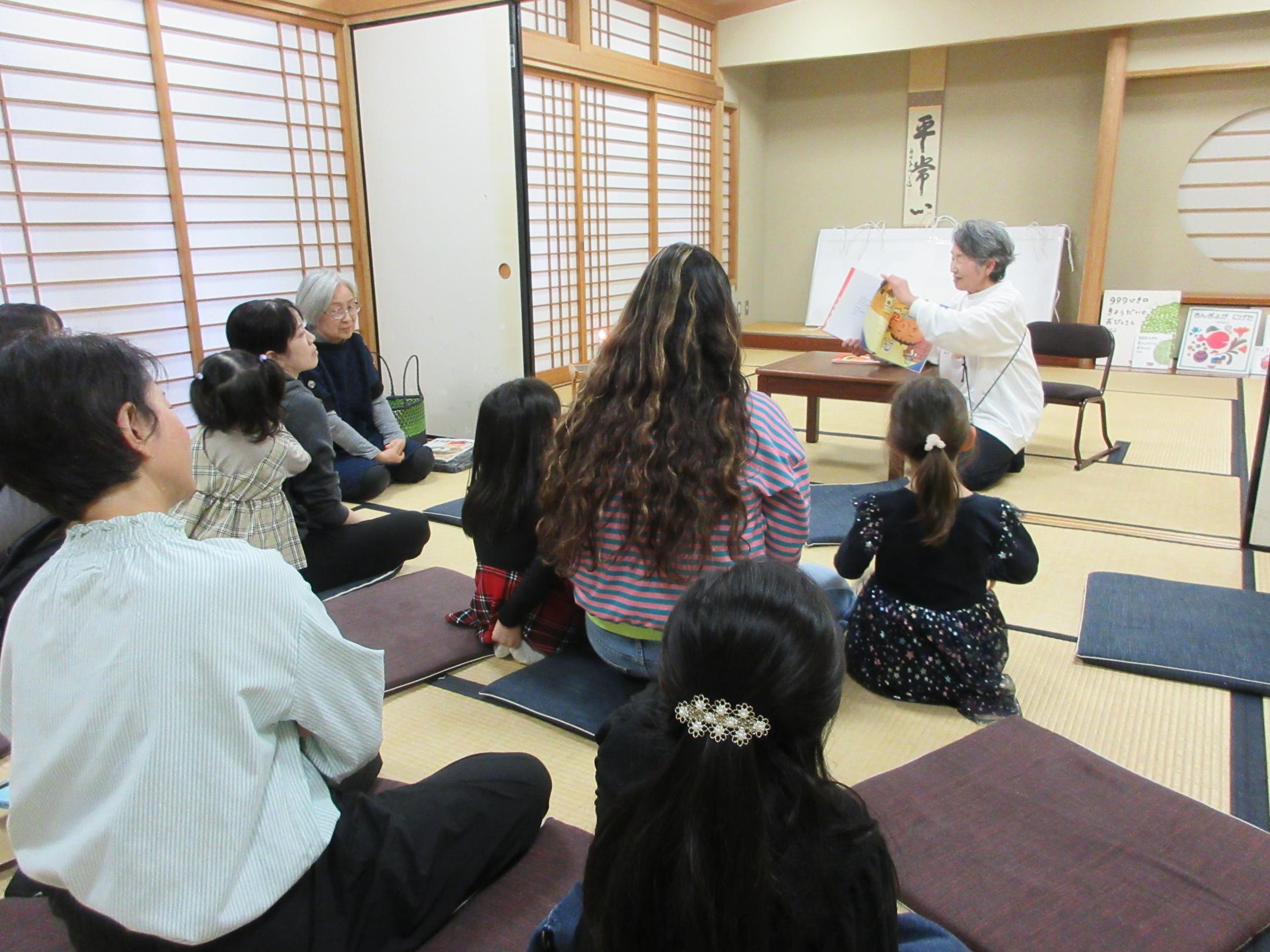 おはなしを読み上げる様子