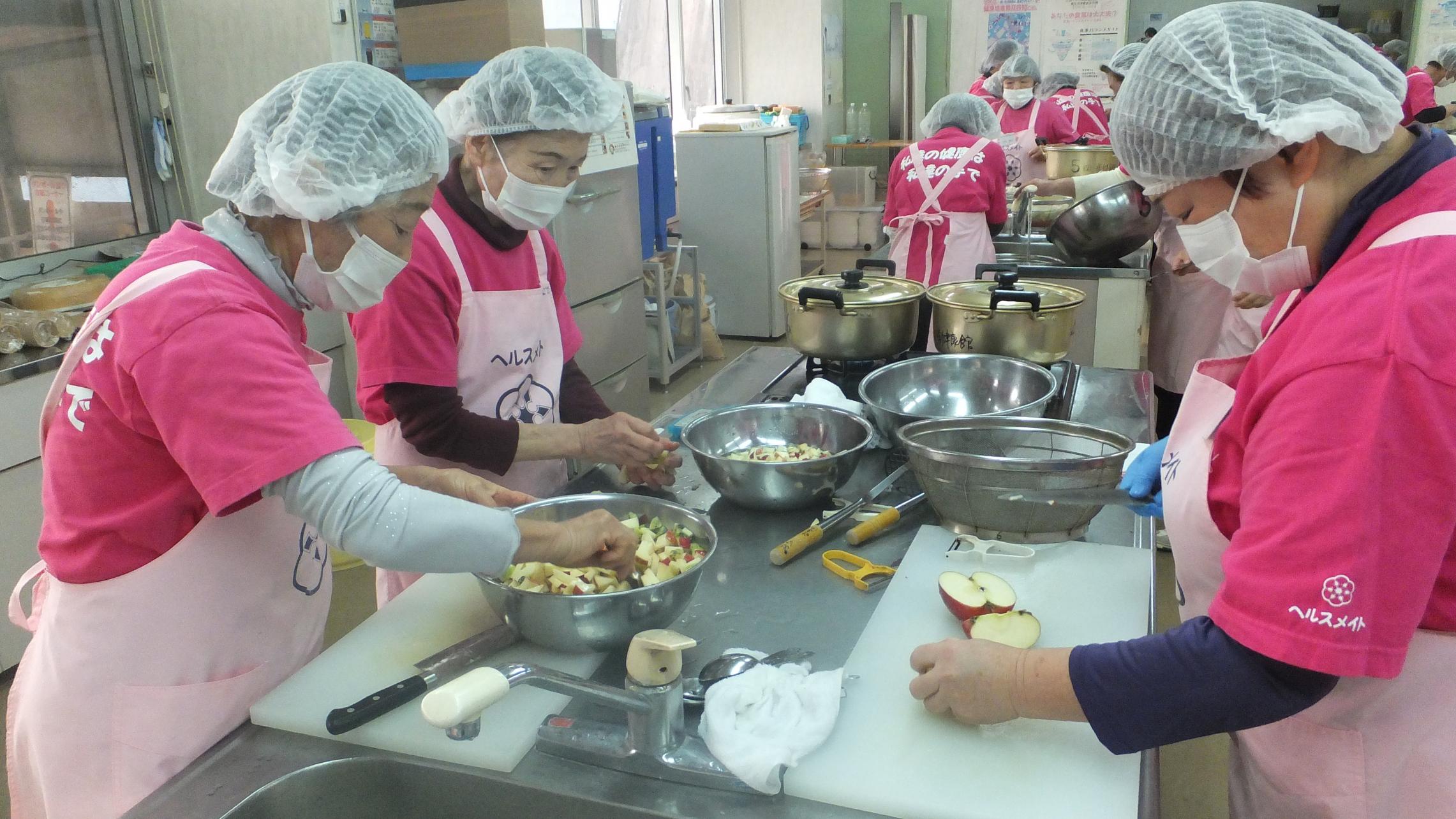 フルーツきんとんを作っている様子