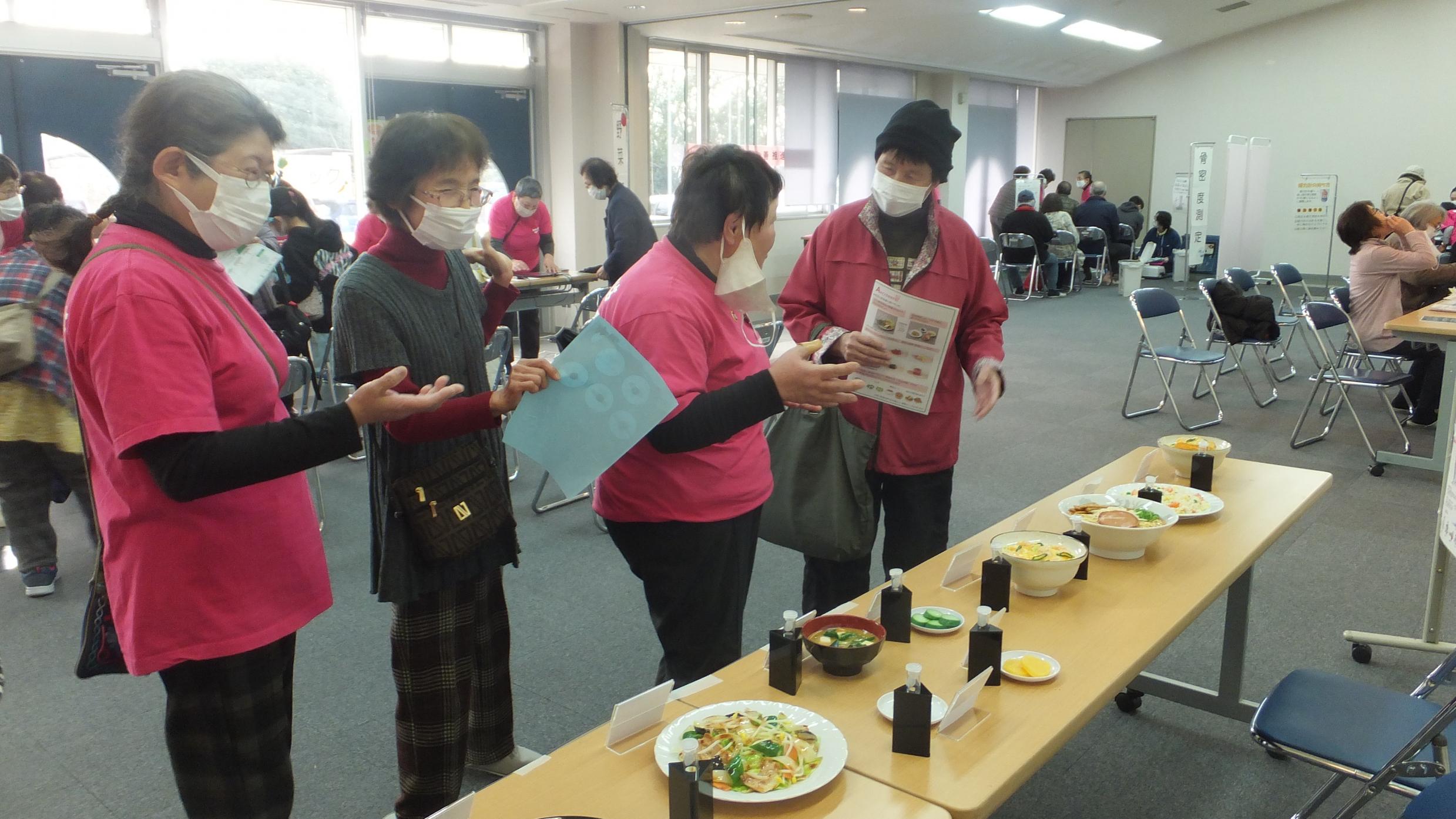 塩分を説明している様子