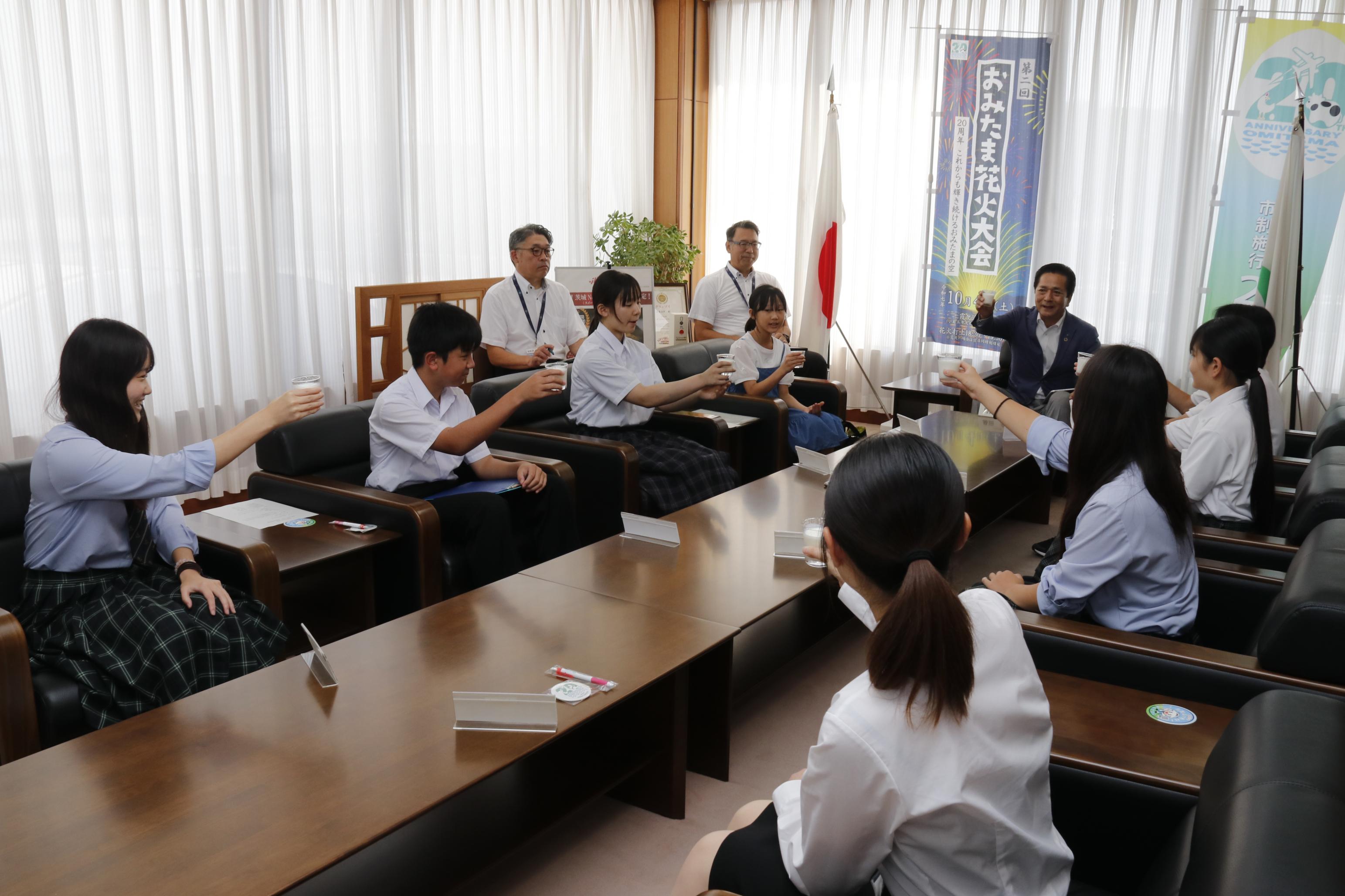 こども・若者市長対談にてヨーグルトで乾杯