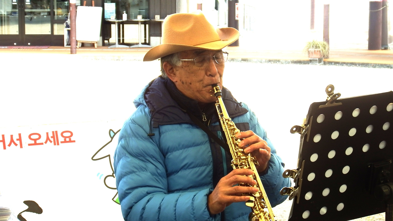 「チャーリー栗原」各種管楽器のマラソン演奏