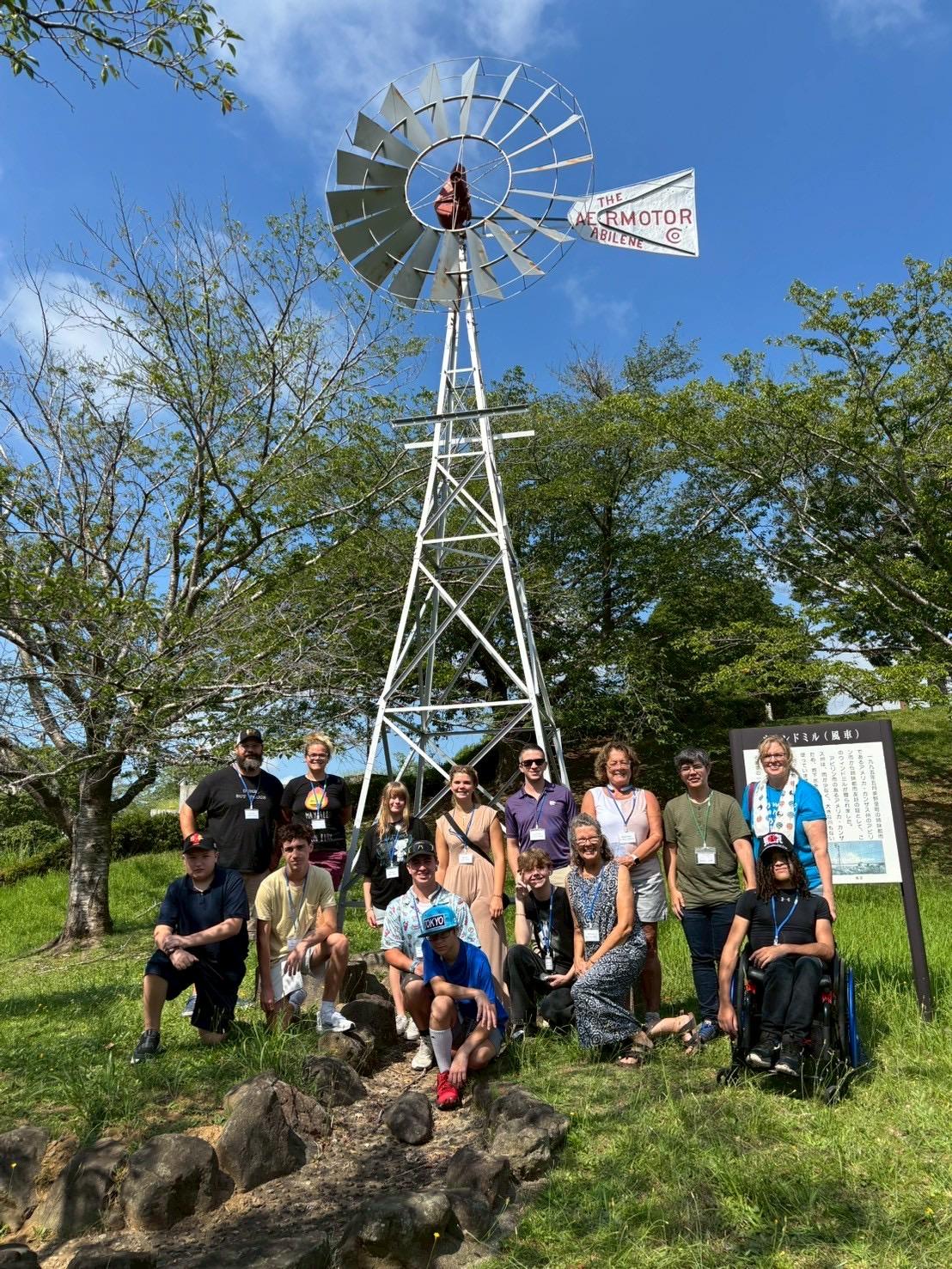 風車の前で集合写真