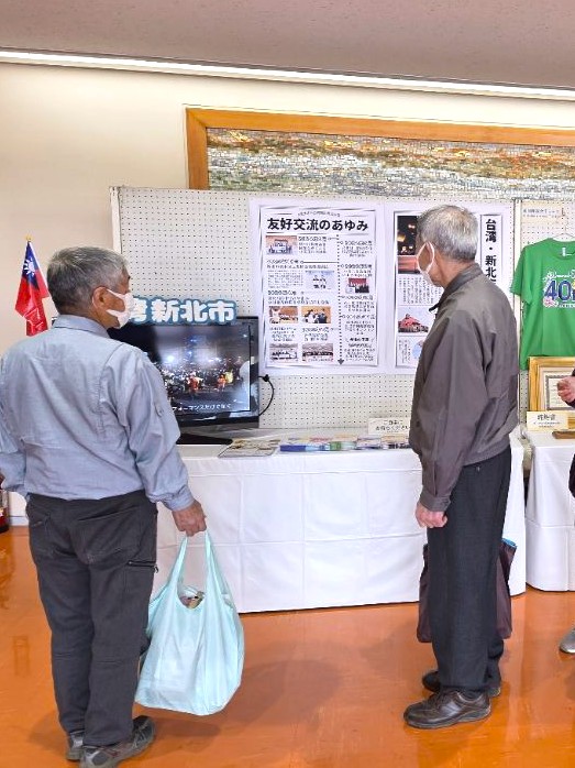 来客が台湾ブースを見ている様子