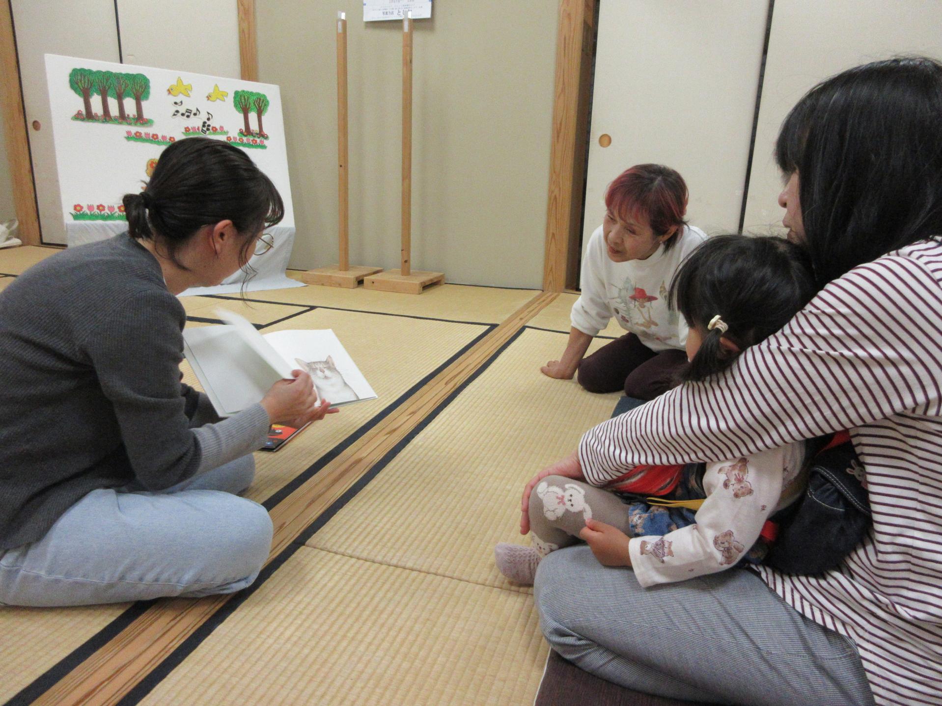 子どもが読み聞かせを聞いている様子