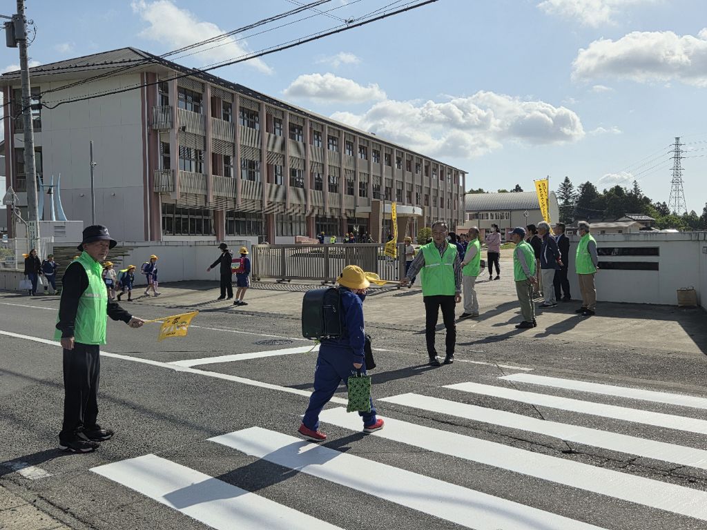 横断歩道を渡る児童を誘導する様子 横断歩道を渡る児童を誘導する様子