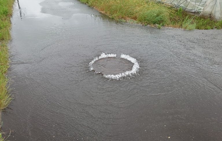 写真_大雨時マンホール溢水