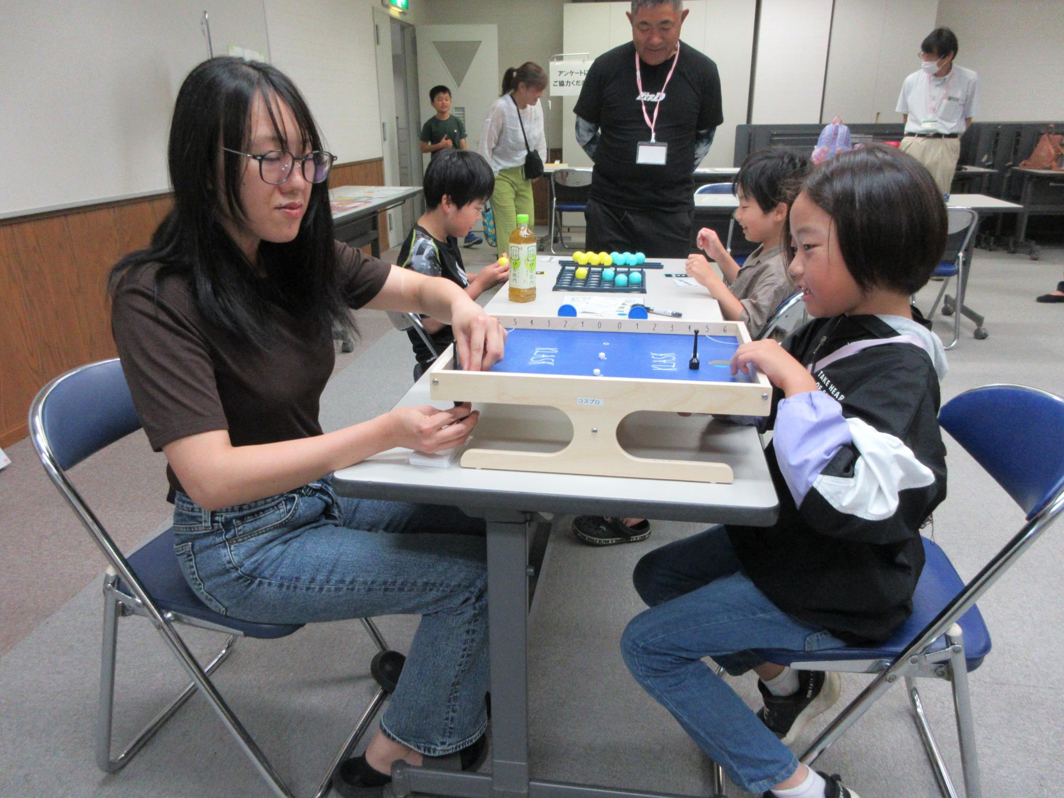 ゲームで楽しく遊ぶ様子 ゲームで楽しく遊ぶ様子
