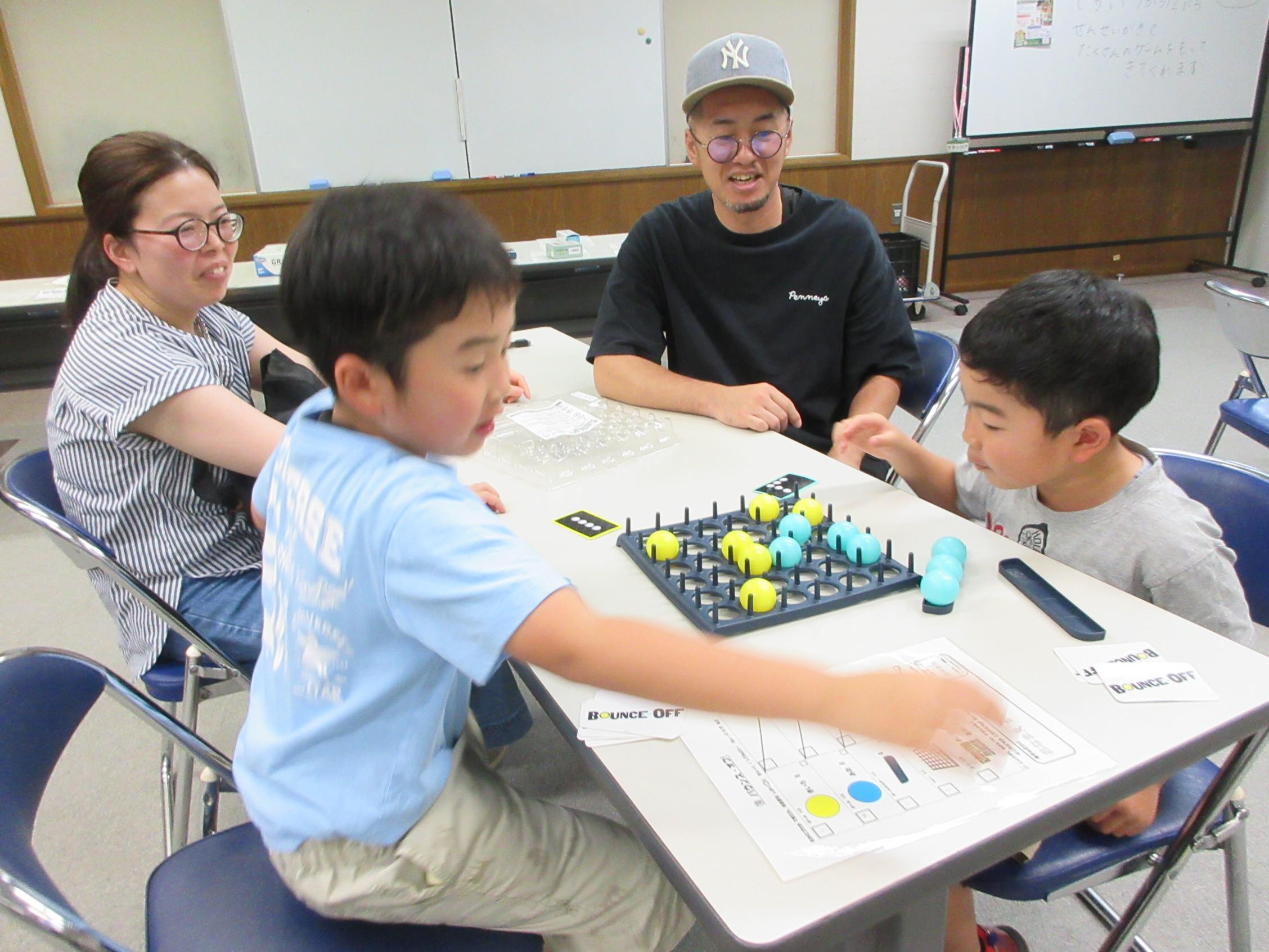 ボールを入れるゲームで遊ぶ様子 ボールを入れるゲームで遊ぶ様子