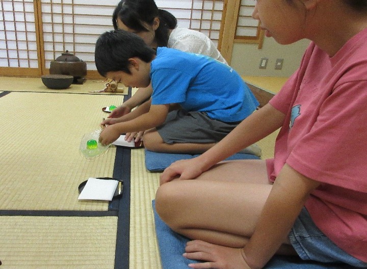 和菓子を食べる様子 和菓子を食べる様子