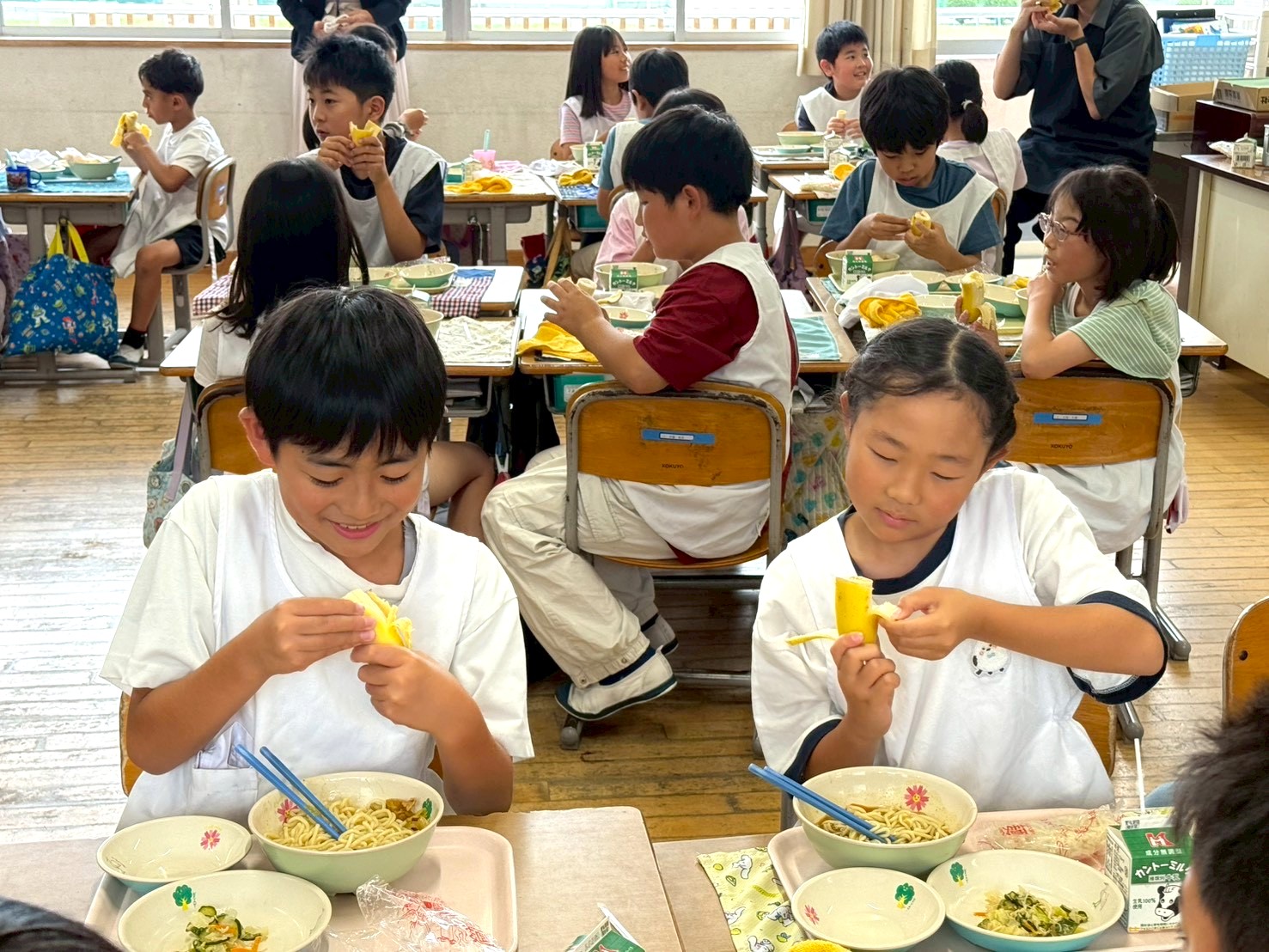子供たちは台湾バナナを味わう 子供たちは台湾バナナを味わう