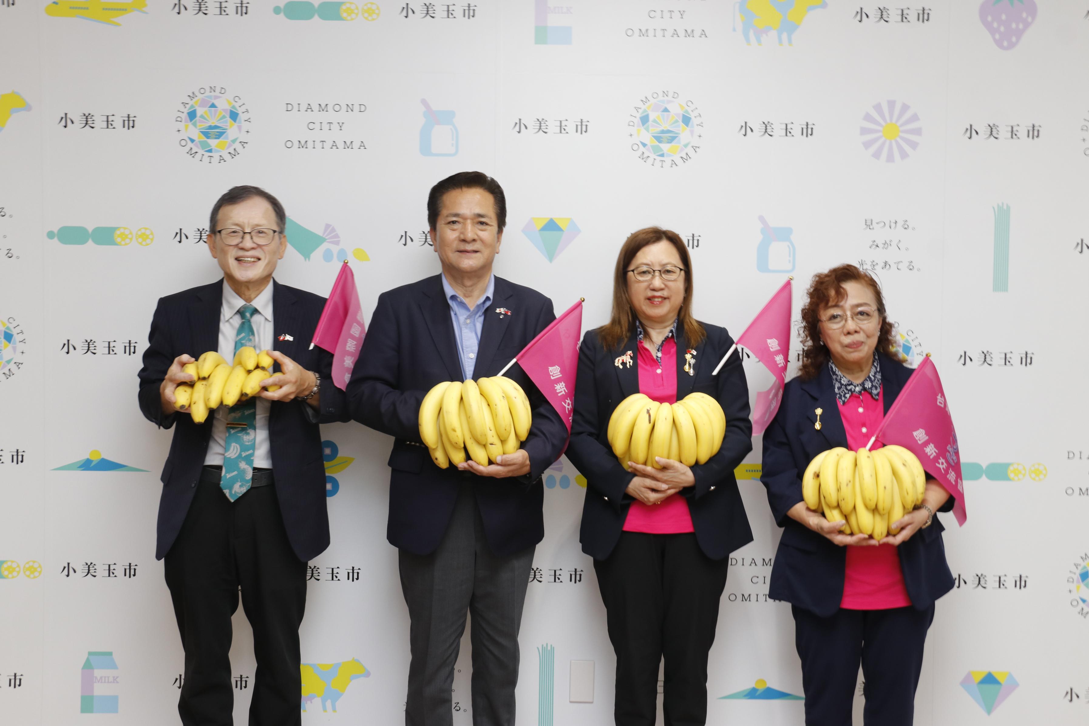 寄贈式記念写真(左から)王(わん)部長、島田(しまだ)市長、錢(せん)会長、廣田(ひろた)副会長 寄贈式記念写真(左から)王(わん)部長、島田(しまだ)市長、錢(せん)会長、廣田(ひろた)副会長