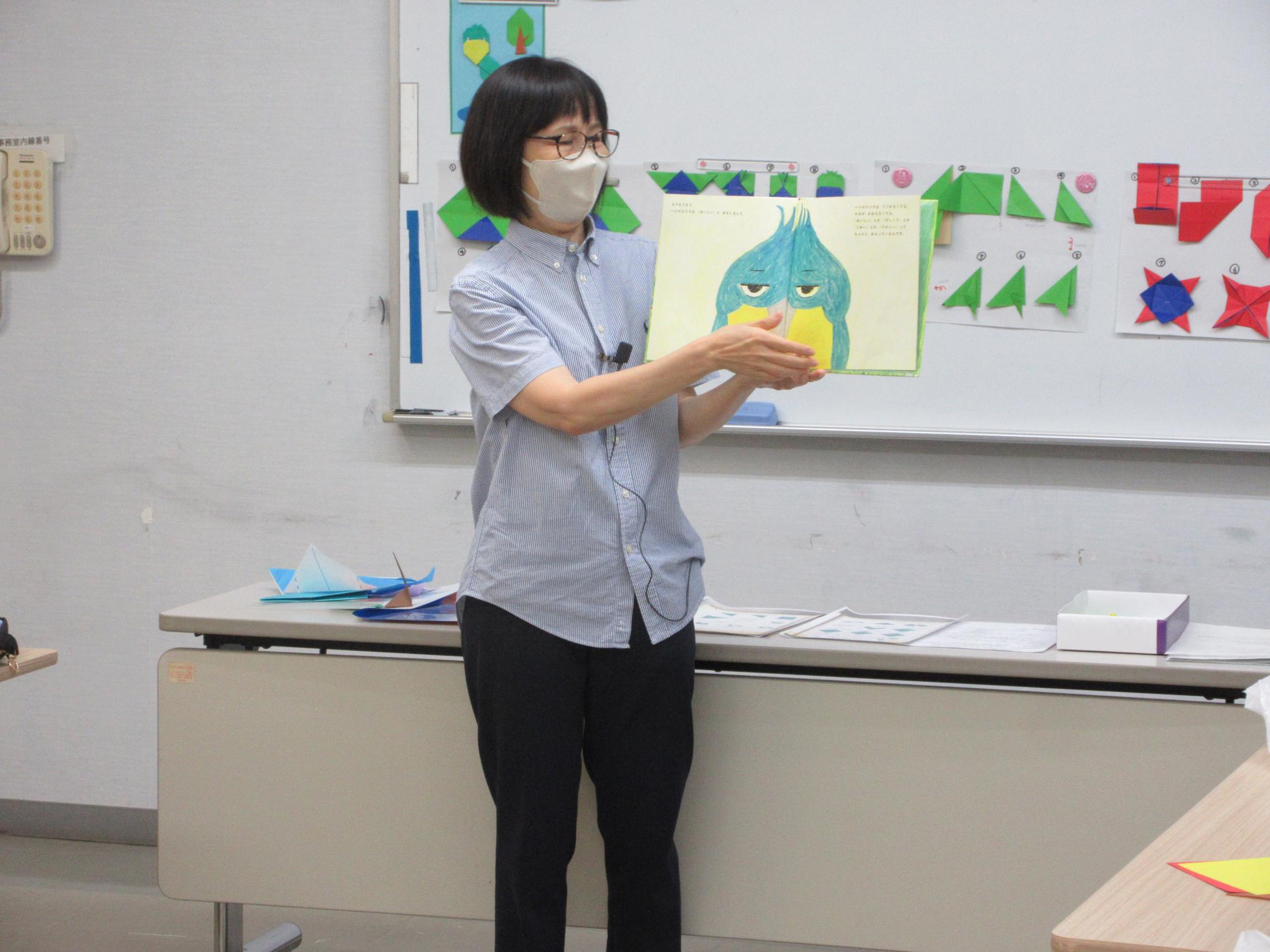 読み聞かせをする様子 読み聞かせをする様子
