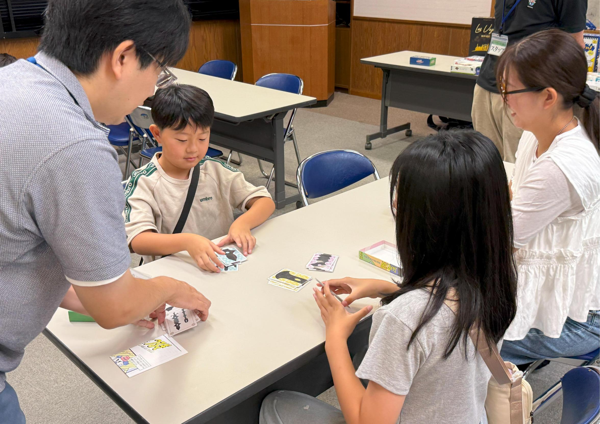 ボードゲームを楽しむ様子 ボードゲームを楽しむ様子