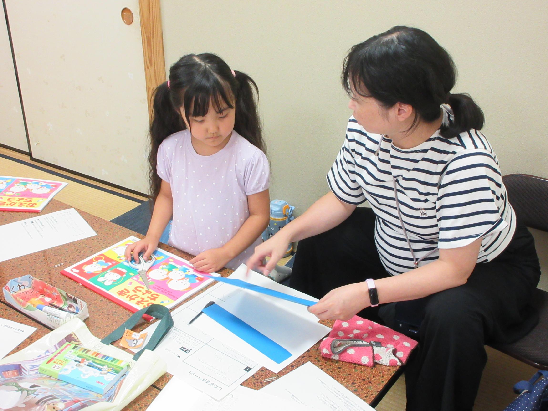 和室での絵本作りの様子 和室での絵本作りの様子