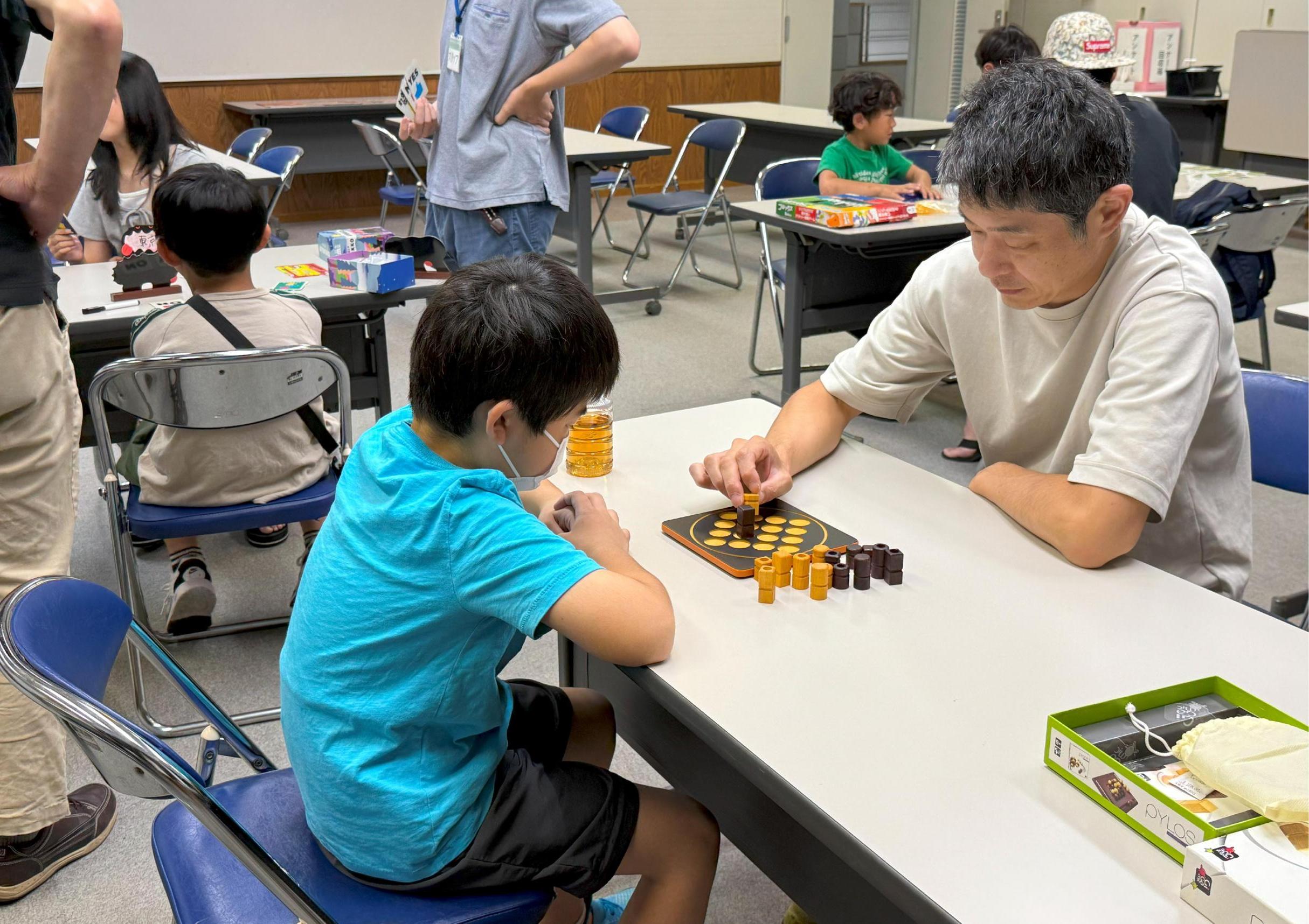 親子でボードゲームを楽しむ様子 親子でボードゲームを楽しむ様子