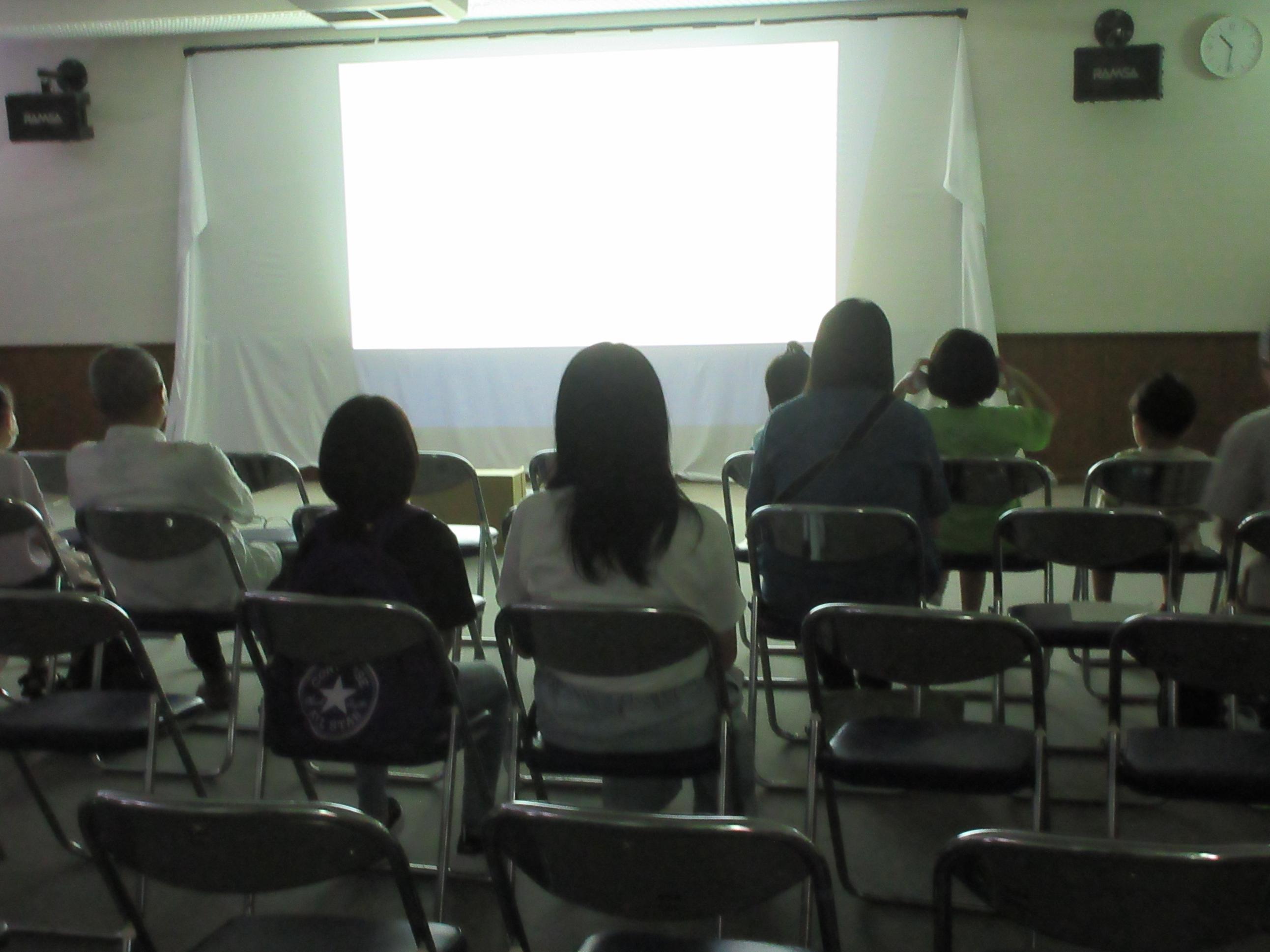 映画を見る様子 映画を見る様子
