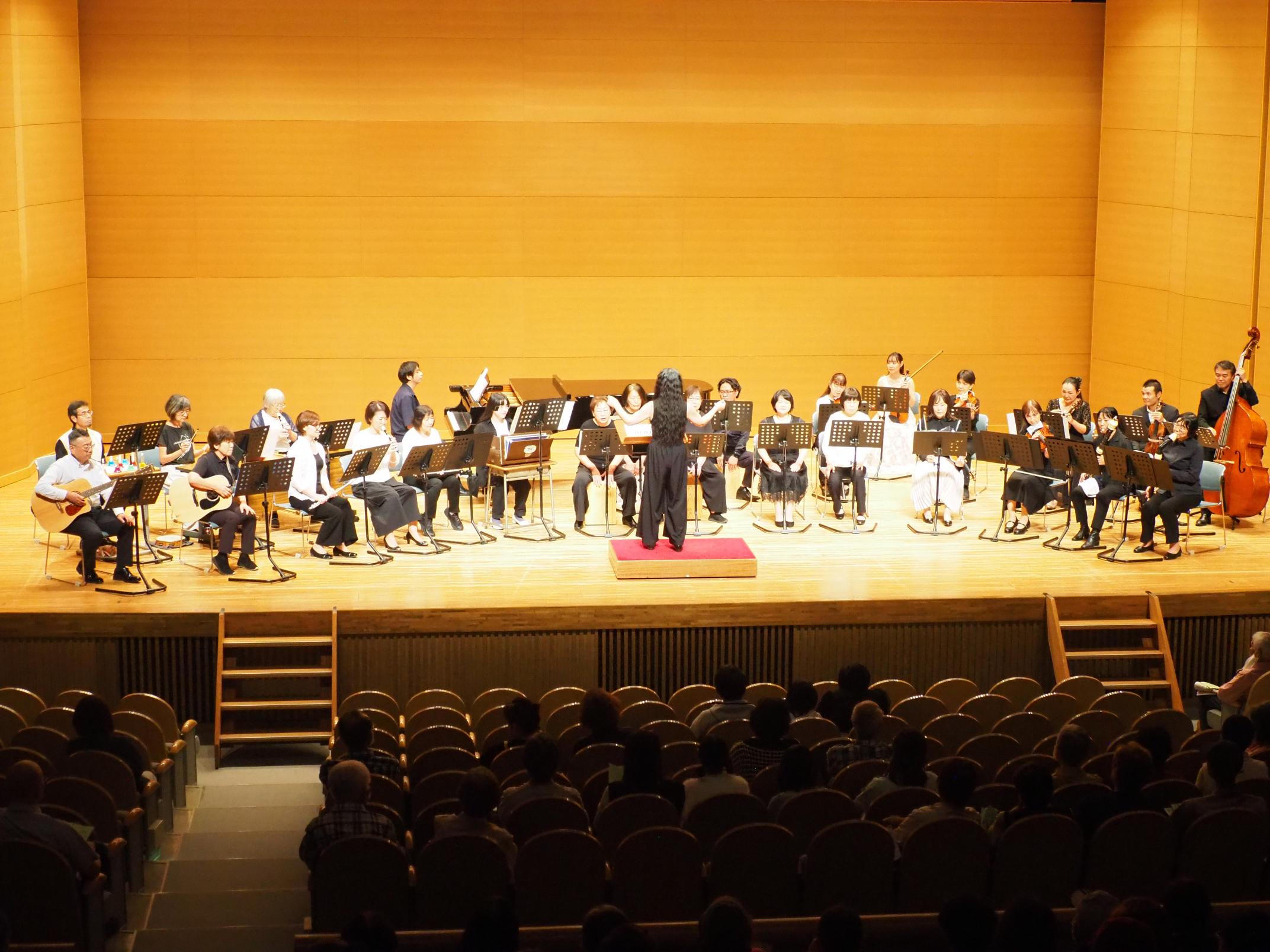 ポットラック楽団が演奏する様子