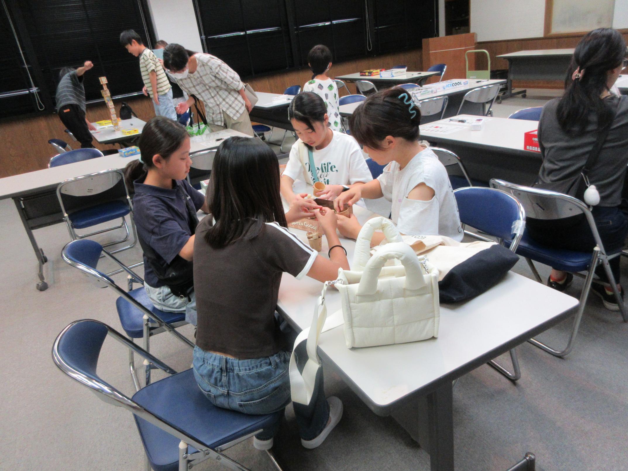 集まって遊ぶ様子 集まって遊ぶ様子