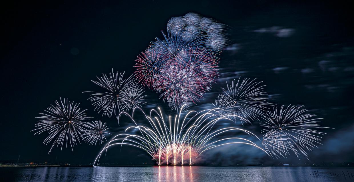 霞ケ浦湖上で開催された「おみたま花火大会」